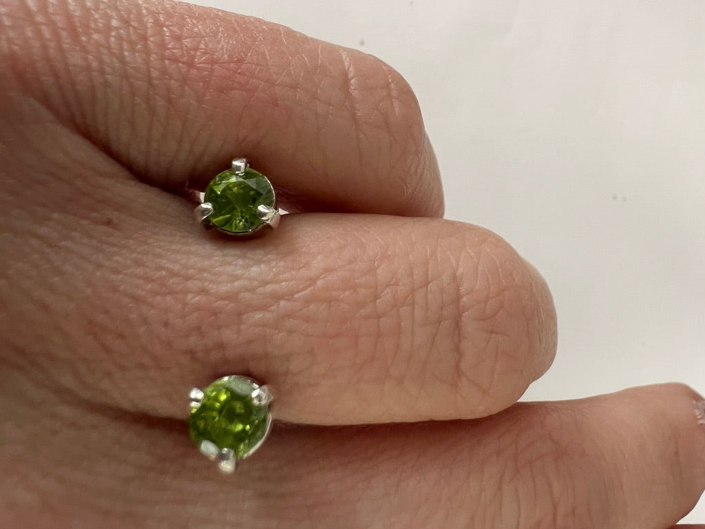 *6mm Single Wave Peridot Stoned Ring*